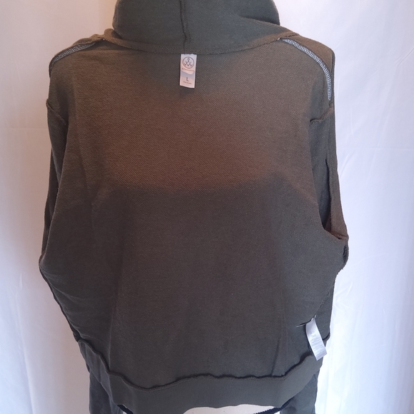 Alternative Cropped Camo Print Hoodie - Picture 9 of 11